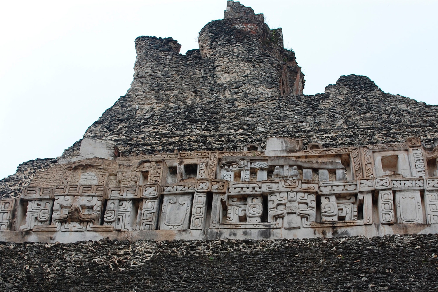 Hallan la primera tumba real maya con una momia en su interior