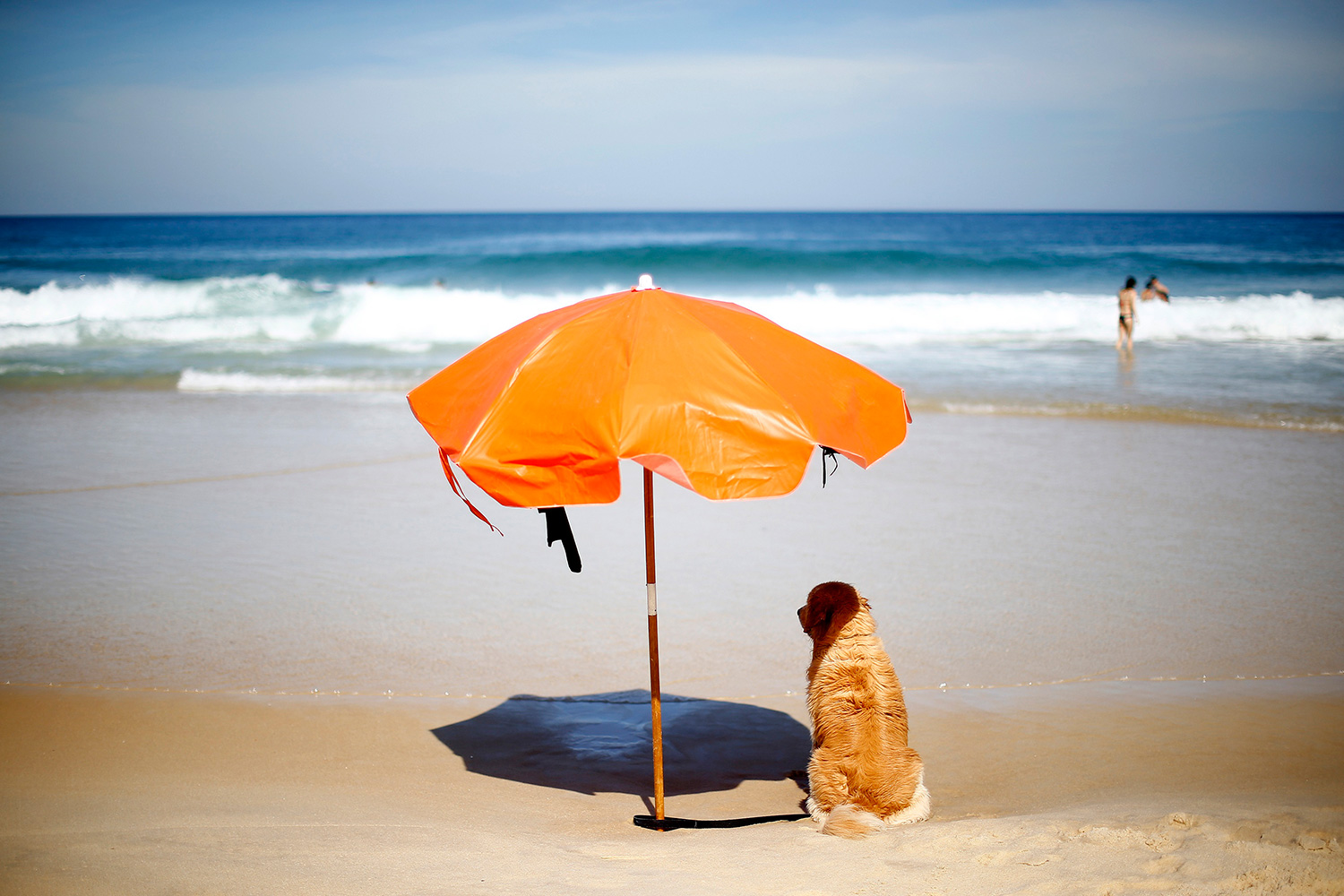Dejar la sombrilla para guardar sitio en la playa es delito en Italia