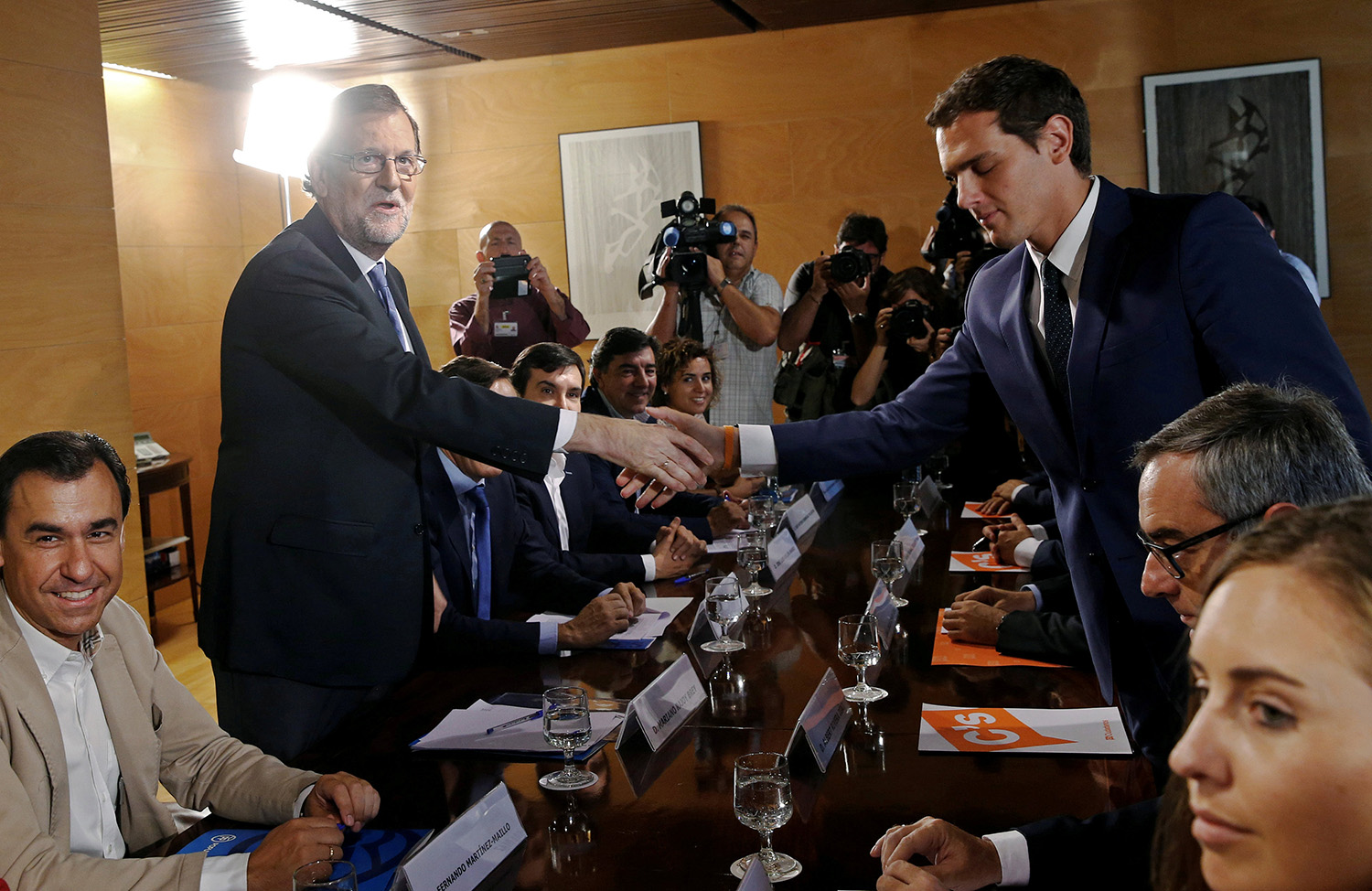 El pacto PP-C's, último intento para que el PSOE facilite la investidura de Rajoy
