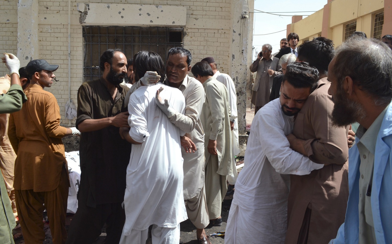 El horror sacude de nuevo Pakistán con un atentado contra un hospital