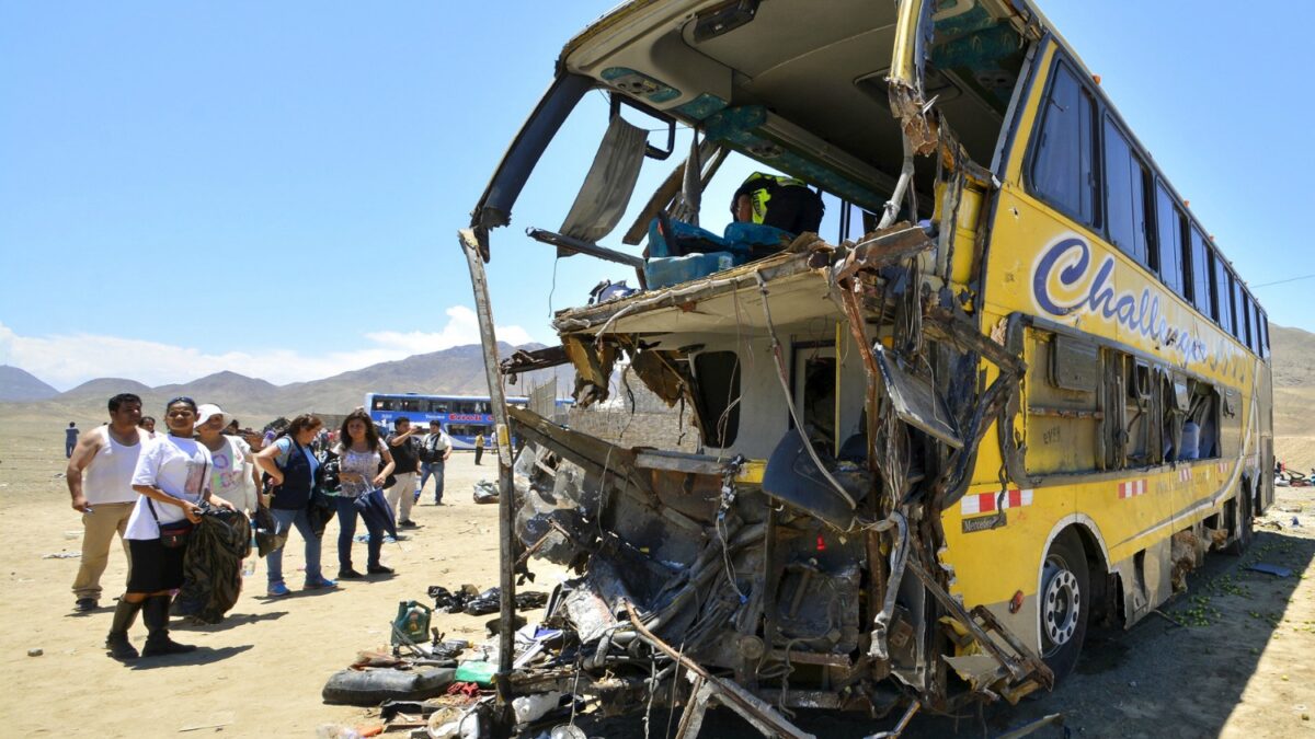 Una colisión de dos autobuses causa 17 muertos en Perú