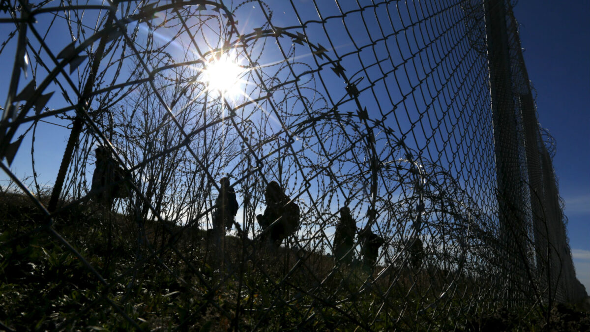 Cabezas de cerdo en la frontera para disuadir a refugiados musulmanes