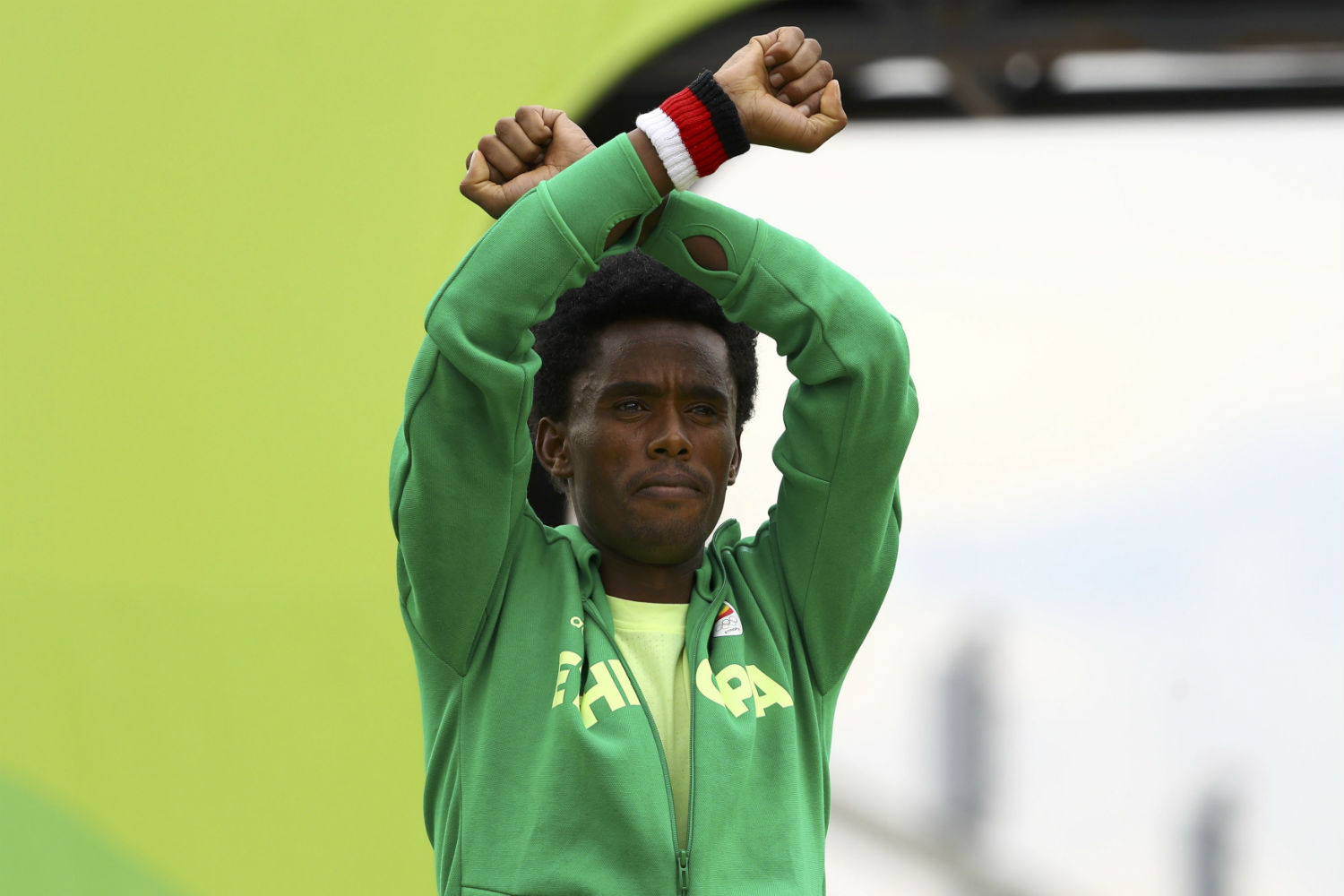 Un etíope pone en riesgo su vida y denuncia la represión en su país tras ganar la plata en Río