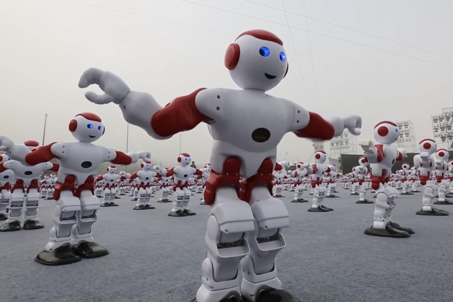Танец роботов на играх будущего. Робот танцует. Танцующие роботы. Танец робота. Робот танцор.