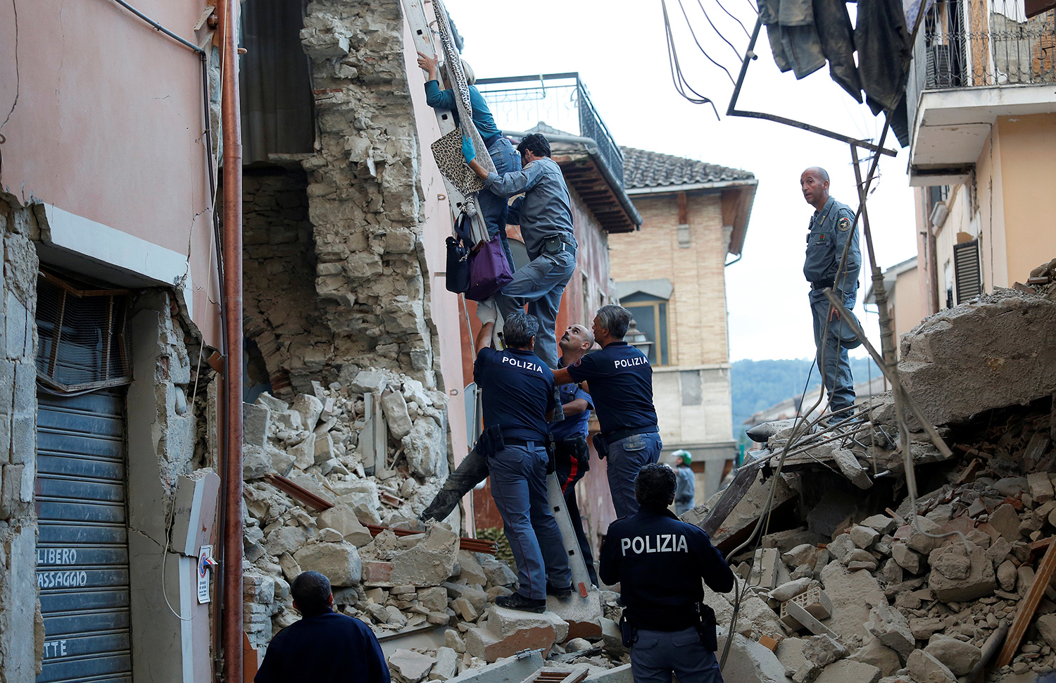 Un fuerte terremoto en el centro de Italia deja numerosos muertos