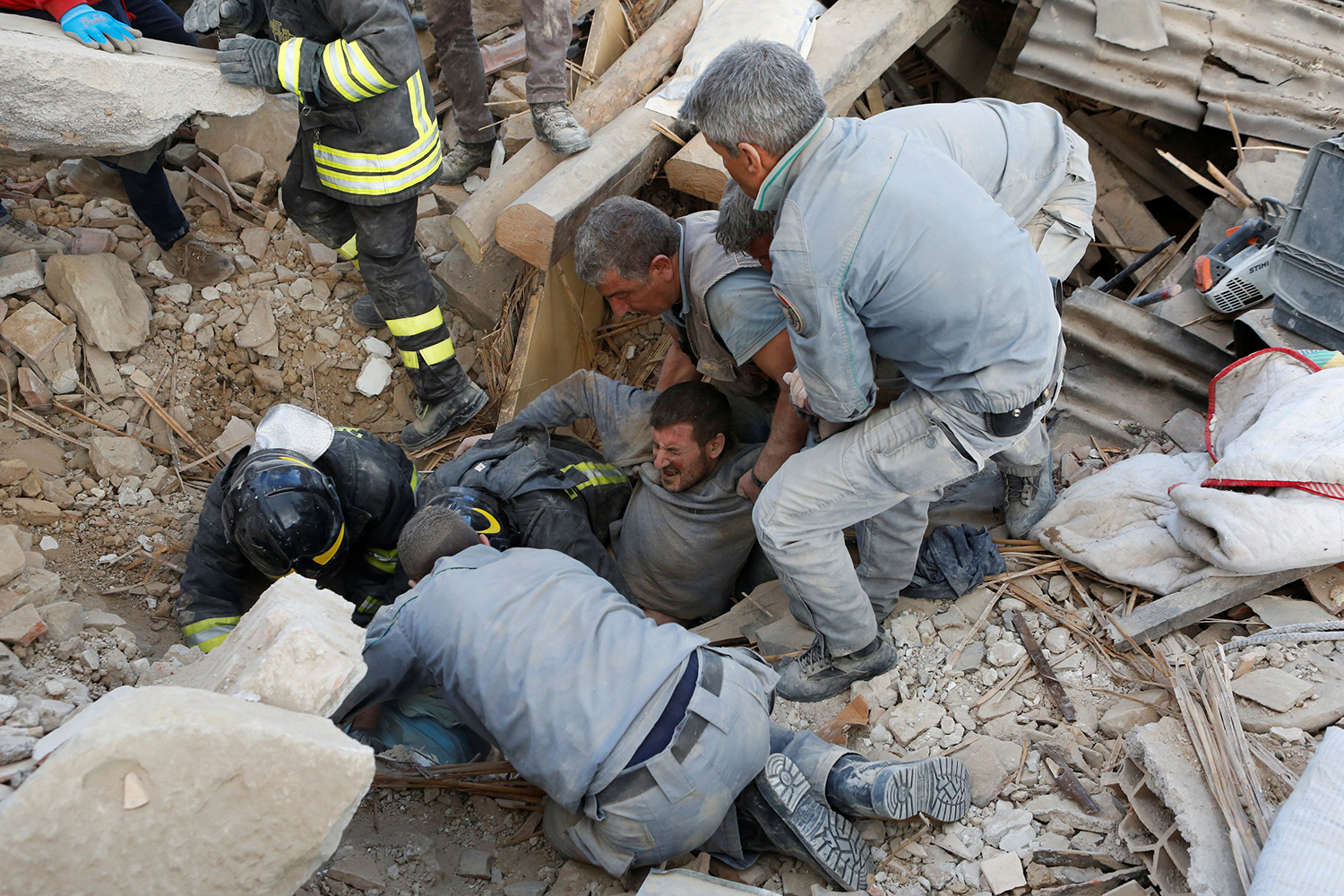 Varios centenares de muertos y numerosos desaparecidos en el terremoto de Italia