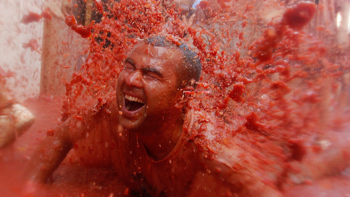 Miles de personas se lanzan 190.000 kilos de tomate