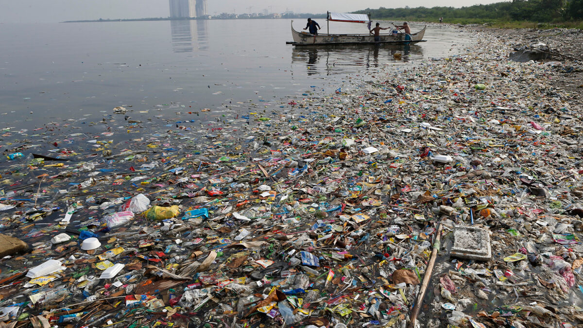 Más de 200 kilos de plástico contaminan cada segundo los océanos