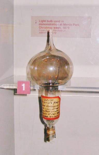 Primer modelo de bombillo exitoso de Thomas Edison. Usado en una demostración en Menlo Park, en diciembre de 1879. Via Wikipedia bajo CC License. 