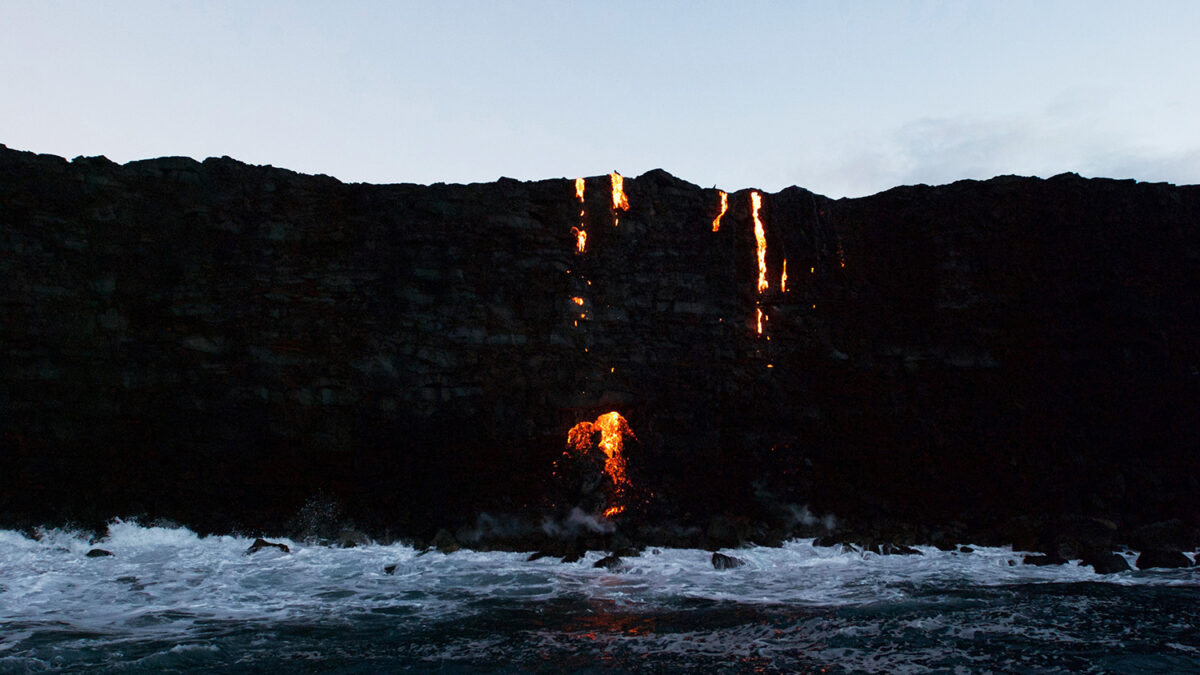 La lava de un volcán de Hawái cae en cascada al océano