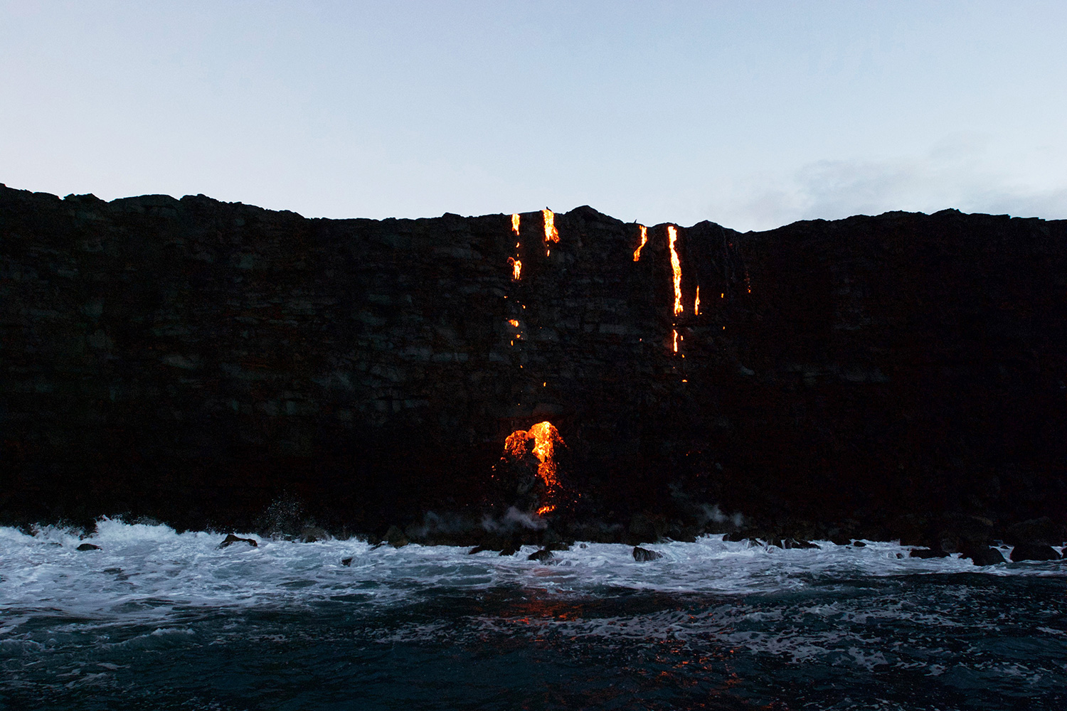 La lava de un volcán de Hawái cae en cascada al océano