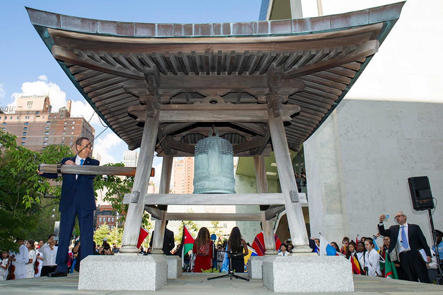 Ban Ki-moon toca la campana de la paz. (Foto: Rick Bajornas / ONU)