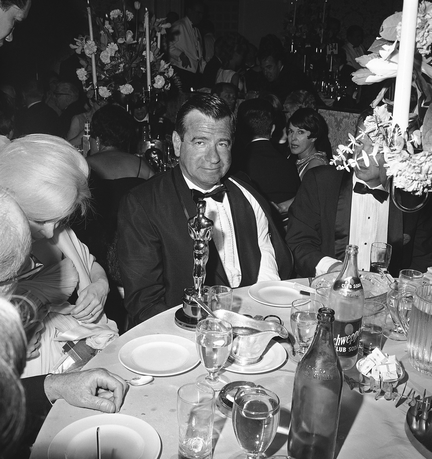 Walter Matthau, junto al Oscar recibido por su papel en 'The Fortune Cookie' en 1967 (AP/ Foto:David Smith).