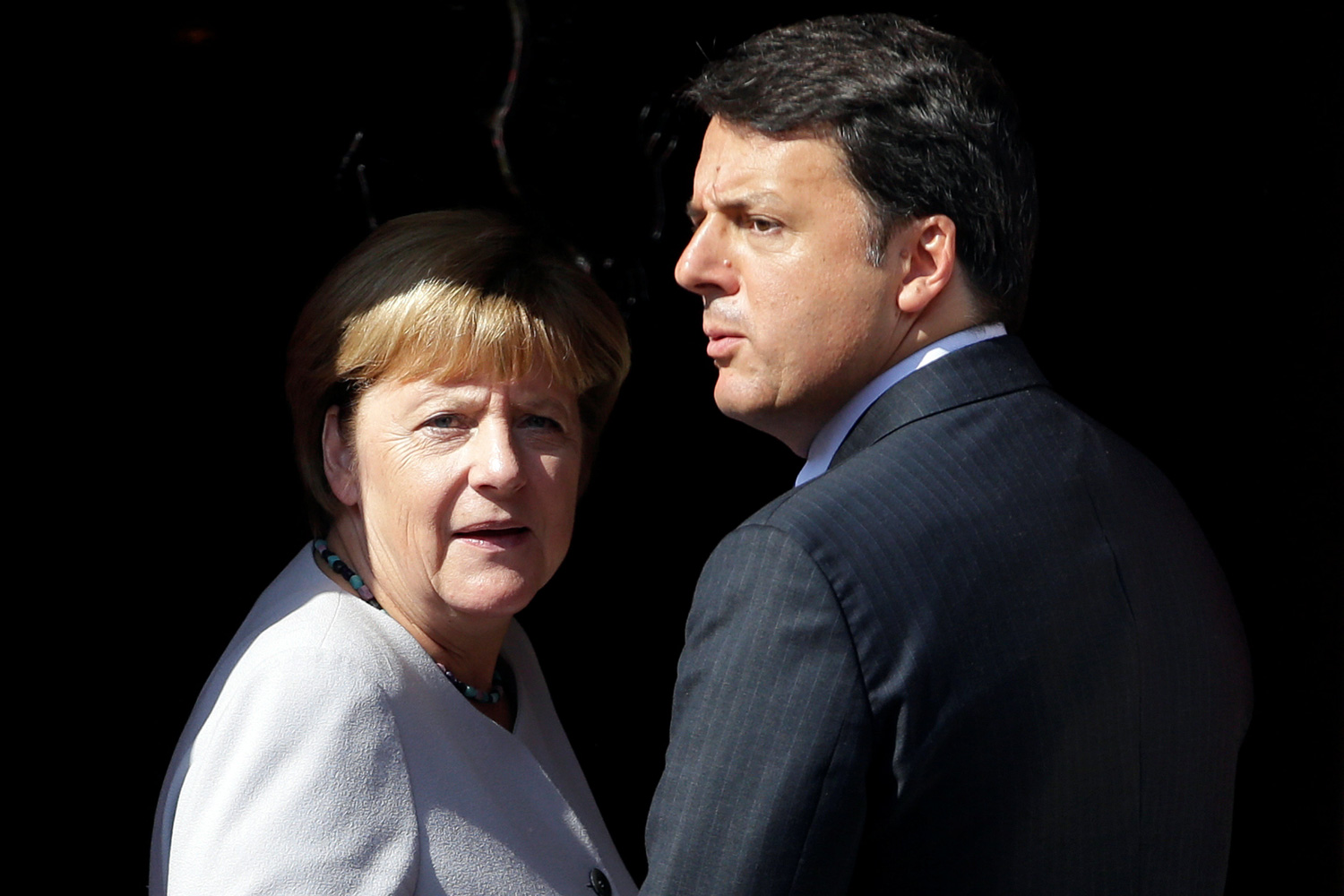 Merkel y Renzi abogan por expulsar de la UE a los migrantes que no tengan derecho a asilo
