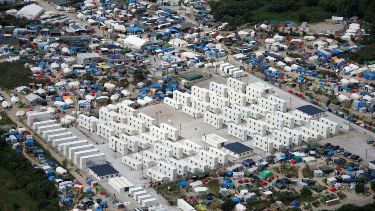 Francia se compromete a desmantelar el campo de refugiados de Calais