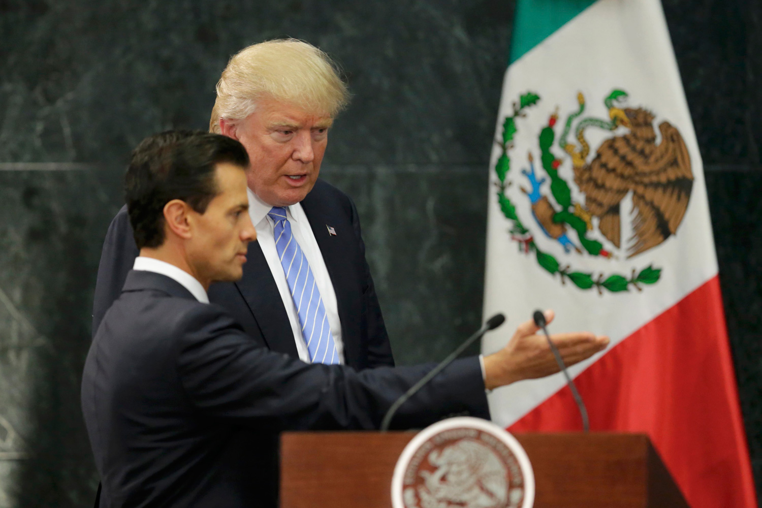 Trump se reúne con Peña Nieto, pero el muro los separa