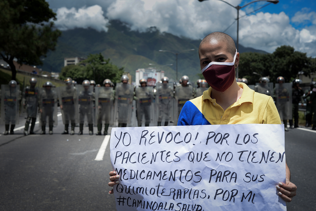 Manifestante en la autopista Francisco Fajardo. Foto: Tuki Jencquel | El Estímulo.