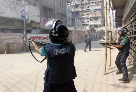 La policía de Bangladesh, denunciada por disparar a detenidos en las piernas