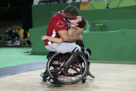 Los Juegos Paralímpicos ya tienen su beso icónico