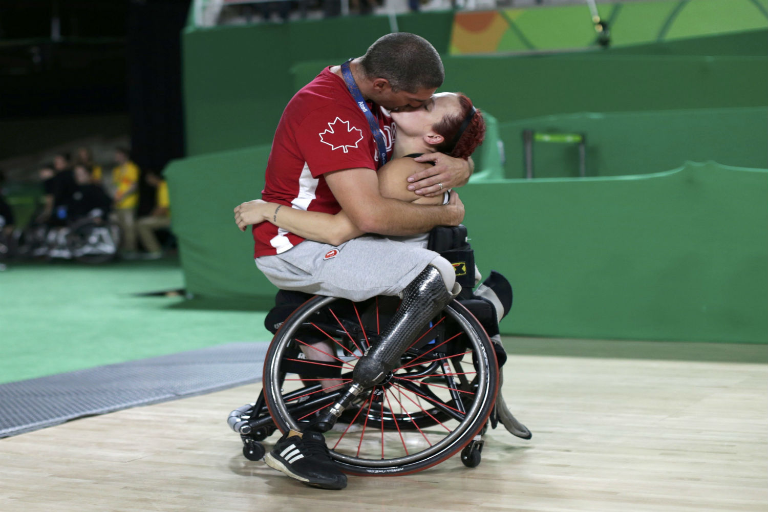 Los Juegos Paralímpicos ya tienen su beso icónico