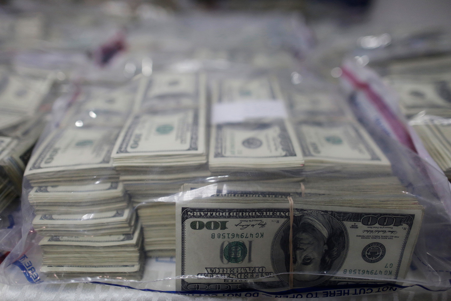 La policía halla en la casa del Jefe Anticorrupción ruso bolsas con 122 millones de dólares