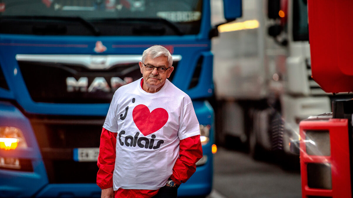 Agricultores y camioneros bloquean Calais y piden desmantelar La Jungla