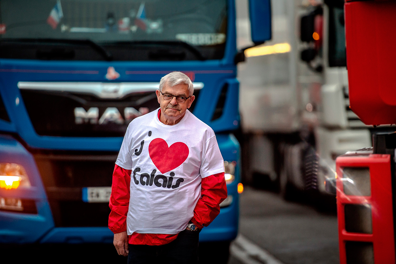 Agricultores y camioneros bloquean Calais y piden desmantelar La Jungla