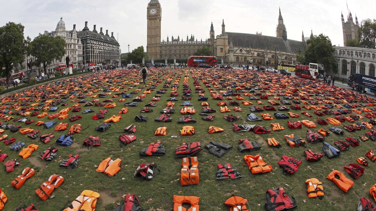 Escenifican un cementerio con chalecos salvavidas por los refugiados