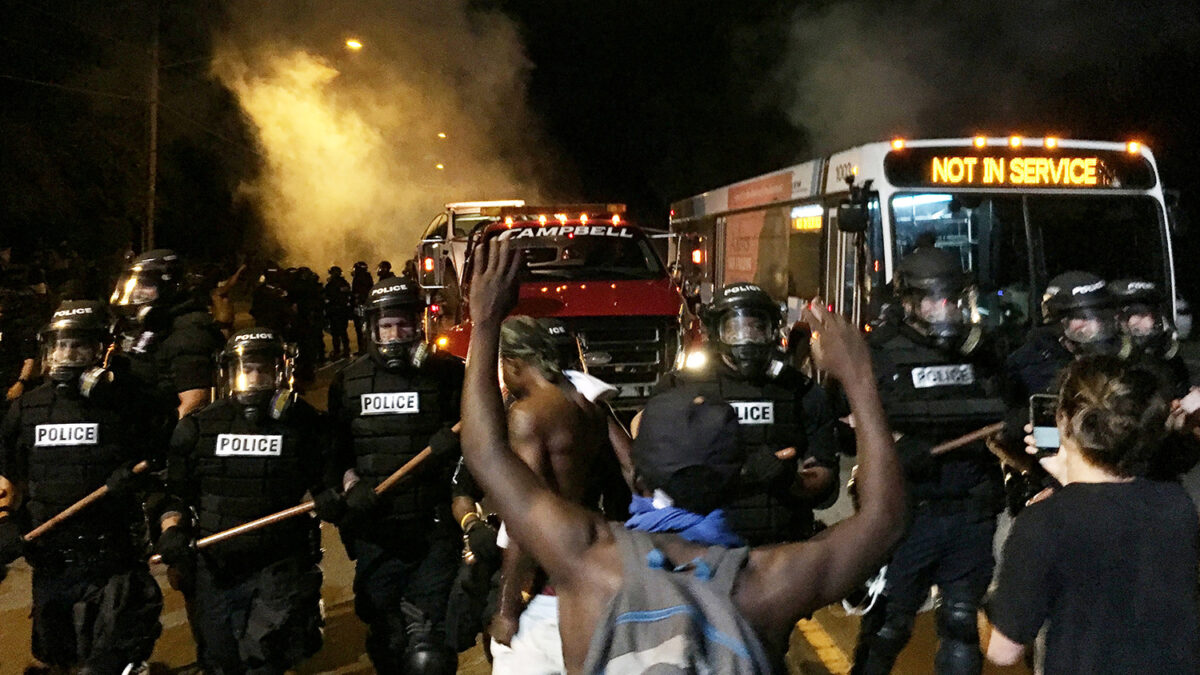 Batalla campal en Charlotte tras matar la policía a otro hombre negro