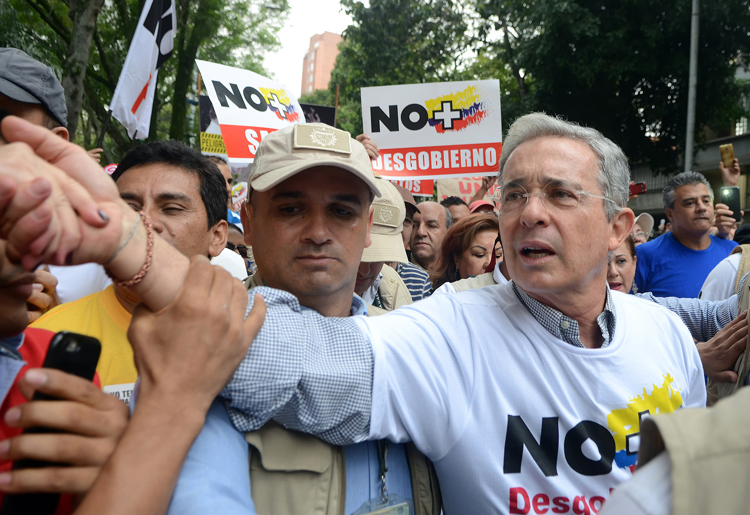 Álvaro Uribe = Perverso