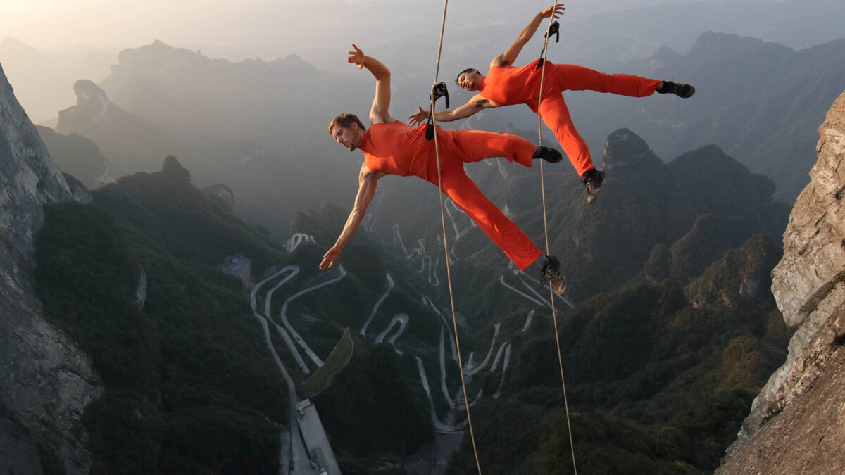 Danza a 1.300 metros de altura en los acantilados de China