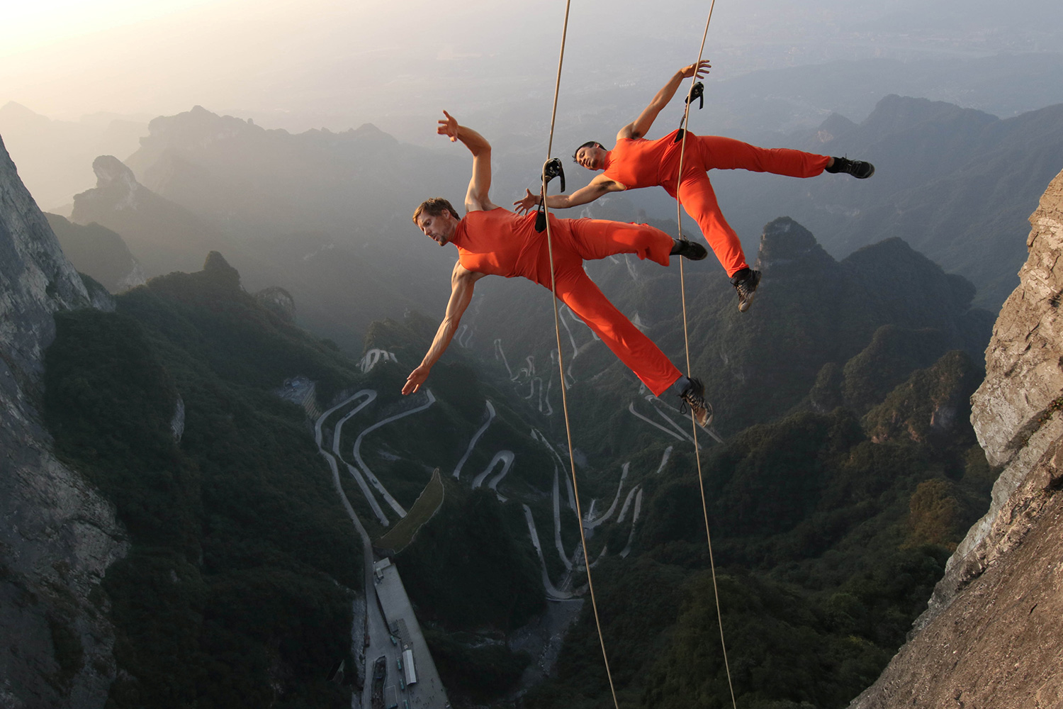 Danza a 1.300 metros de altura en los acantilados de China