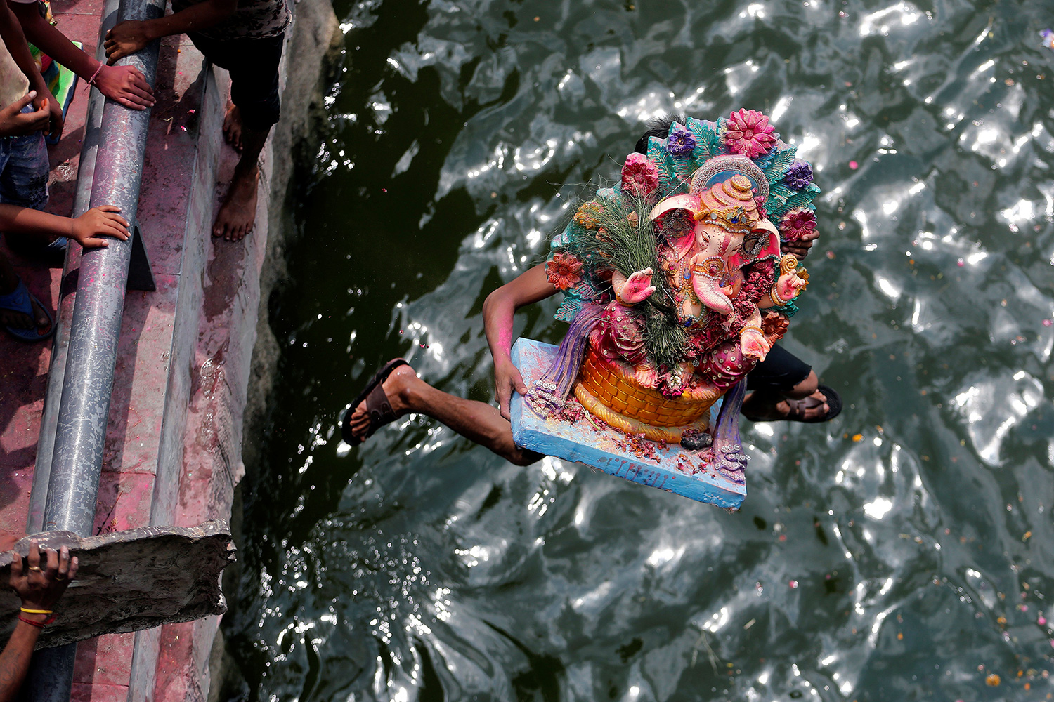 Cientos de miles de dioses contaminan las aguas en India