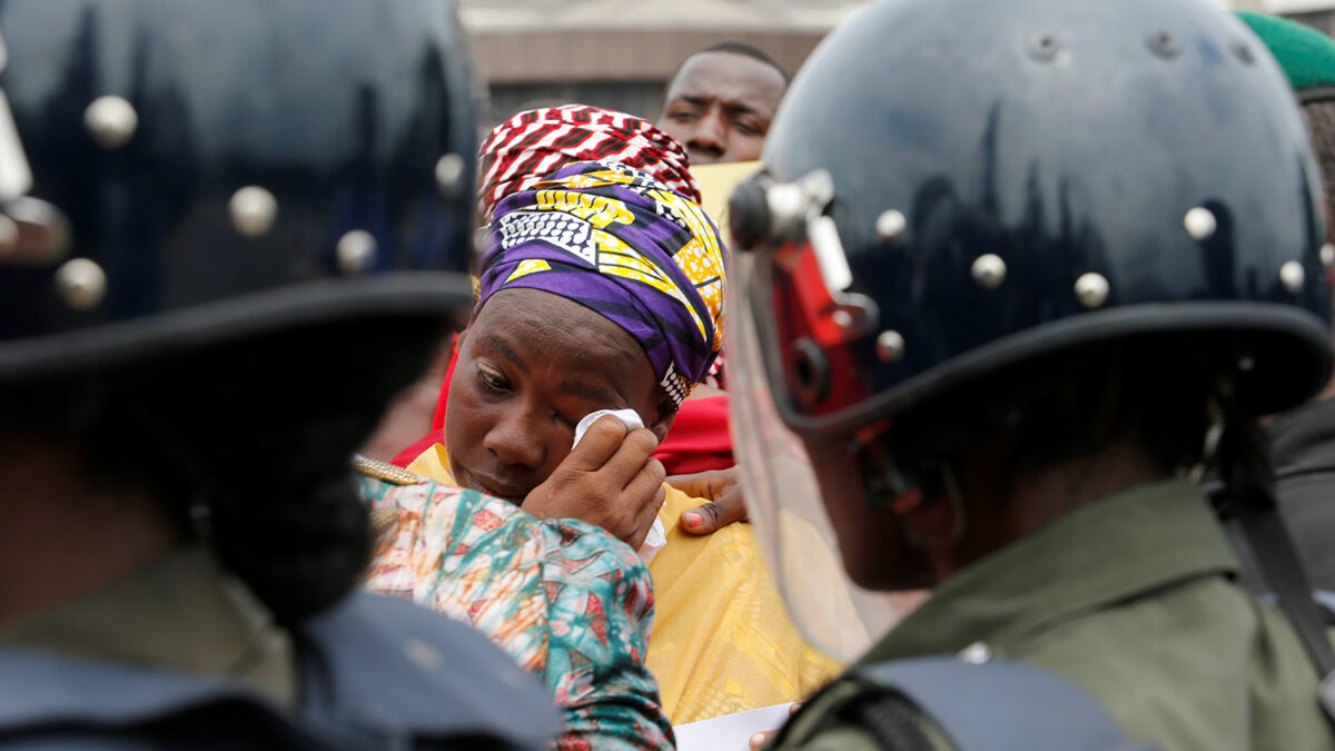 Unidad de élite de la policía nigeriana tortura a detenidos y extorsiona a familiares por dinero