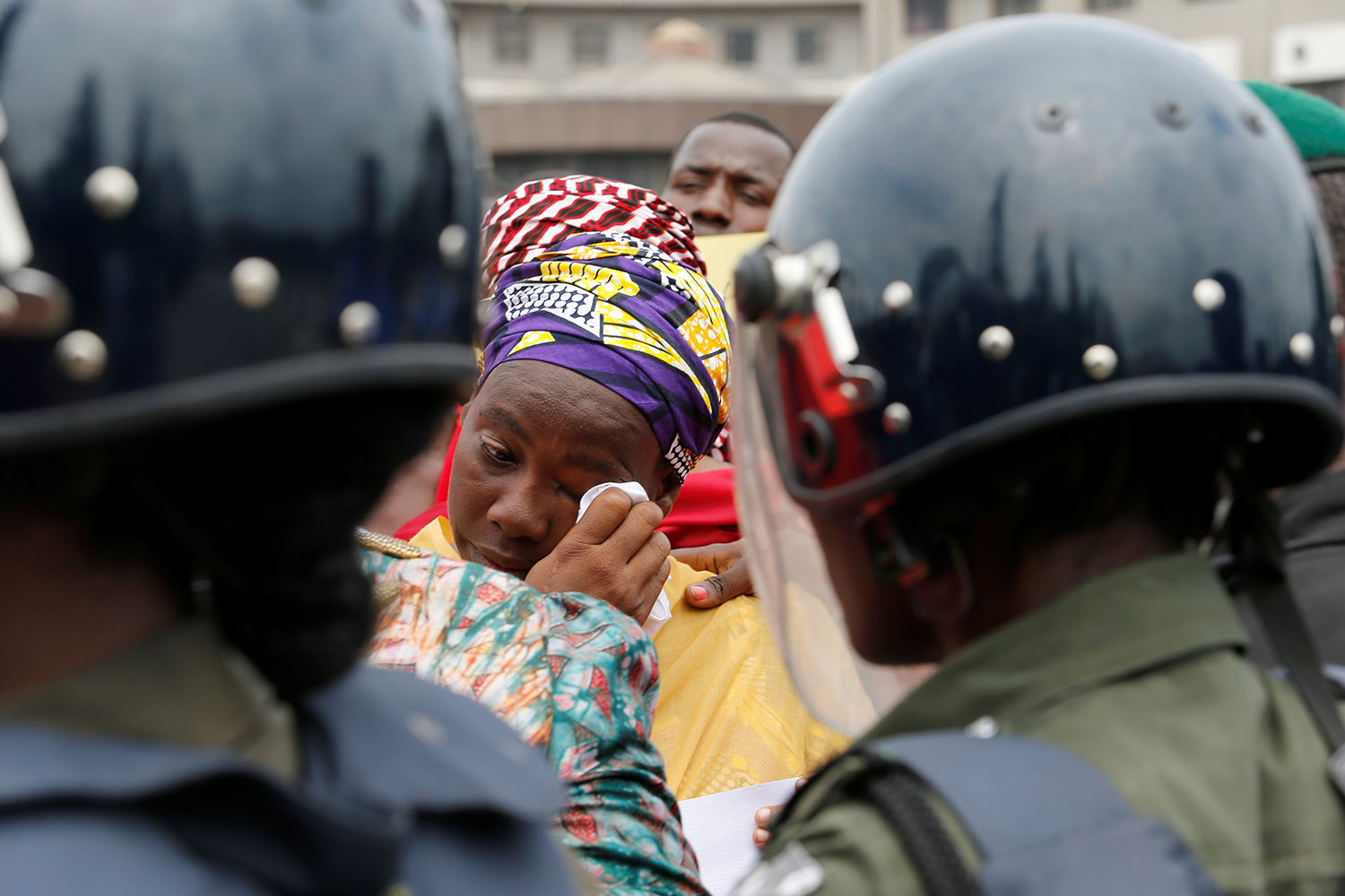 Unidad de élite de la policía nigeriana tortura a detenidos y extorsiona a familiares por dinero