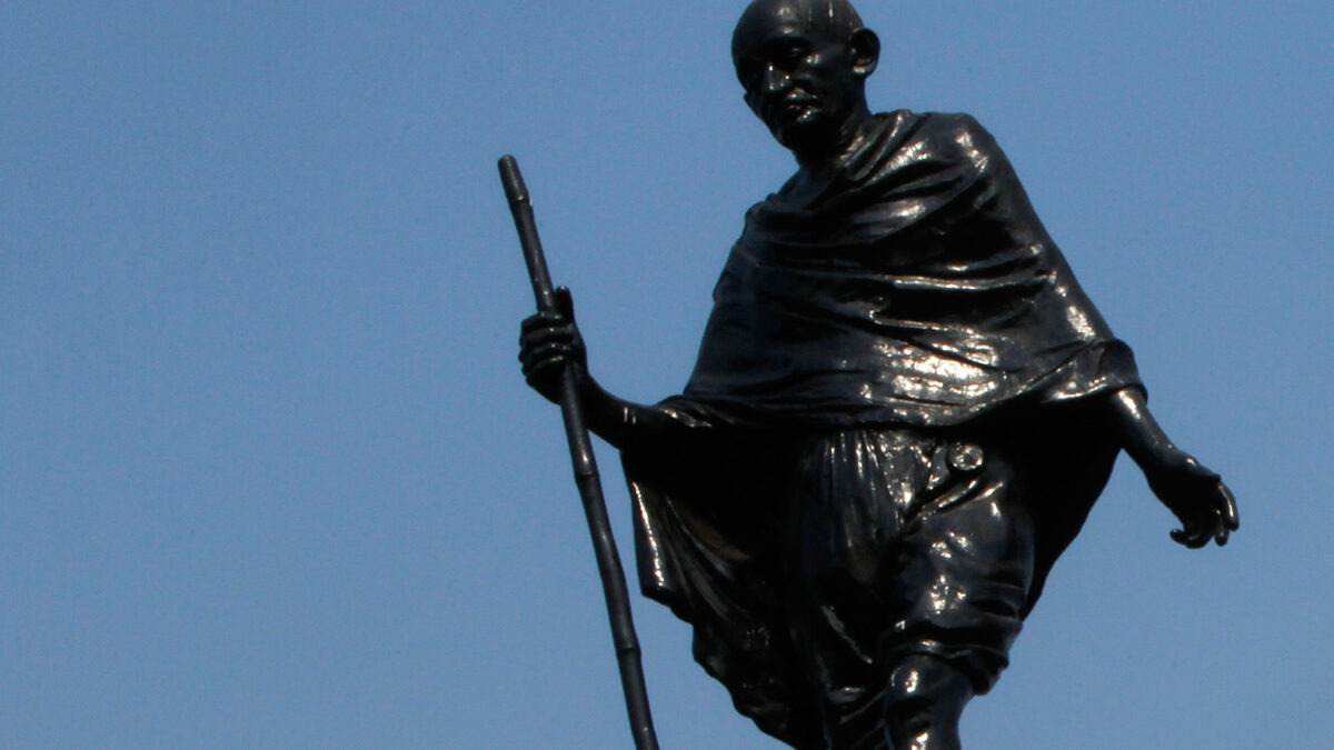 Intelectuales africanos reclaman retirar una estatua de Mahatma Gandhi por considerarle racista