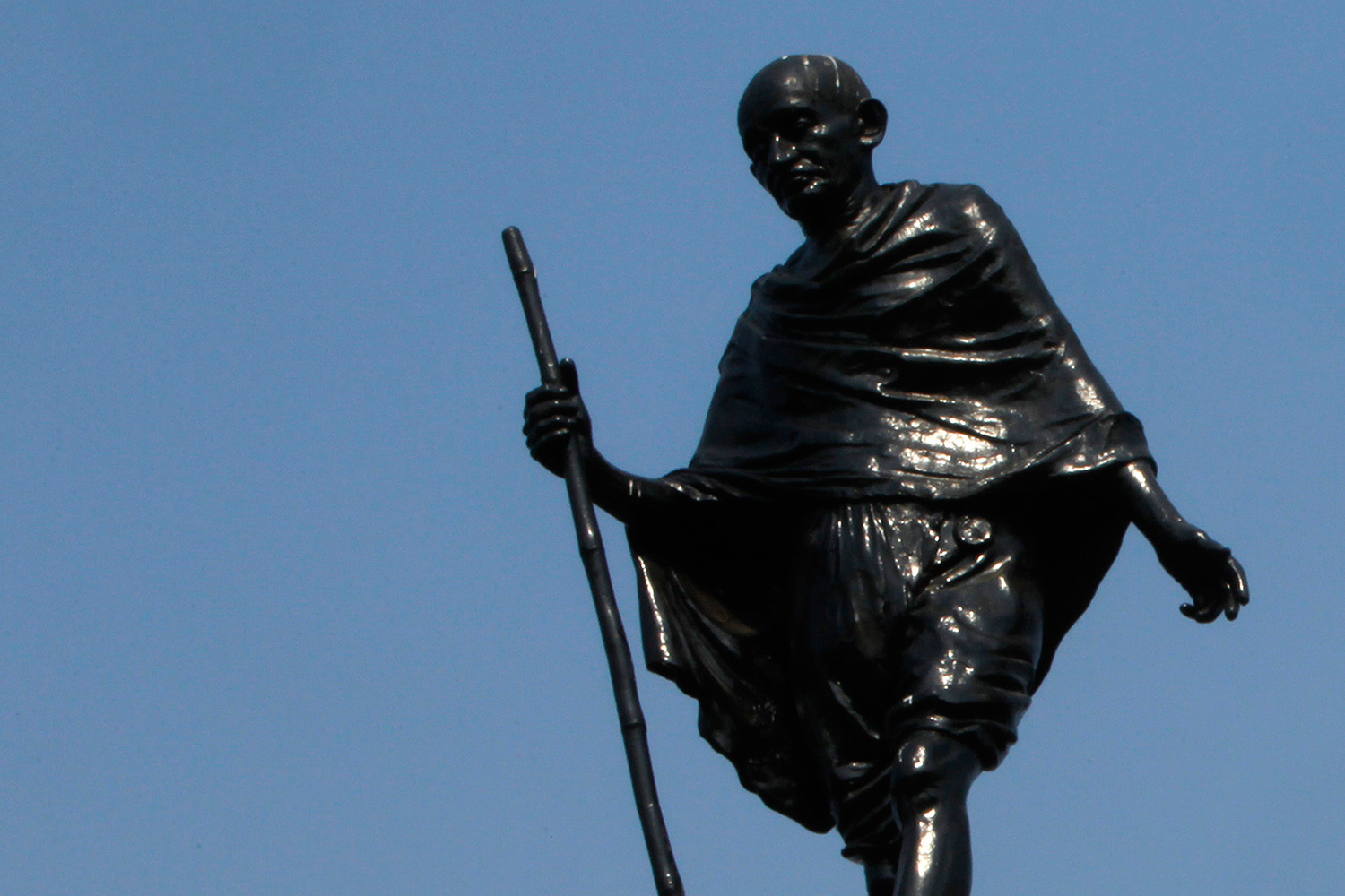 Intelectuales africanos reclaman retirar una estatua de Mahatma Gandhi por considerarle racista