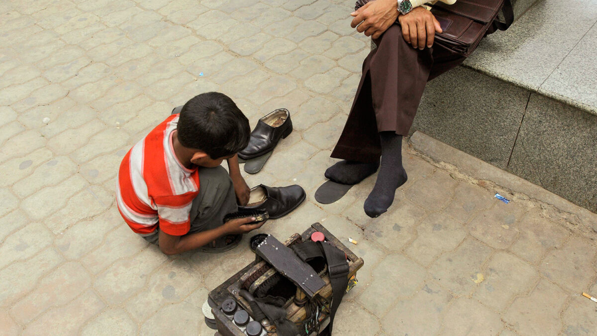 Un alcalde de Guatemala impulsa el trabajo infantil regalando a los niños cajas para limpiar zapatos