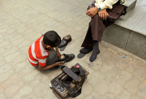 Un alcalde de Guatemala impulsa el trabajo infantil regalando a los niños cajas para limpiar zapatos