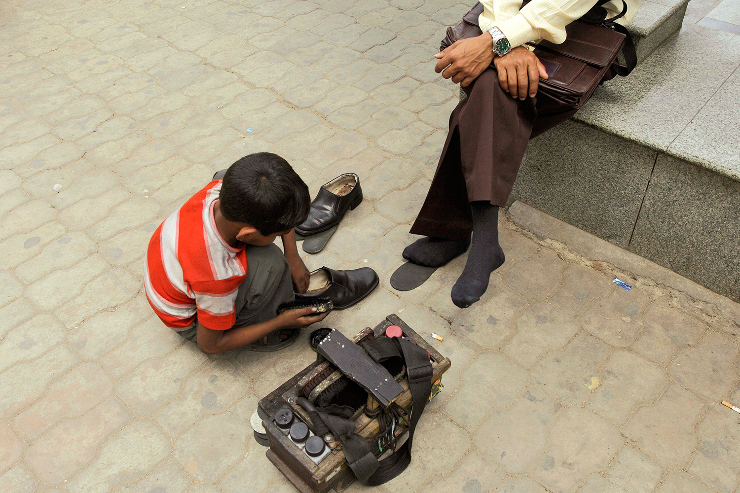 Un alcalde de Guatemala impulsa el trabajo infantil regalando a los niños cajas para limpiar zapatos