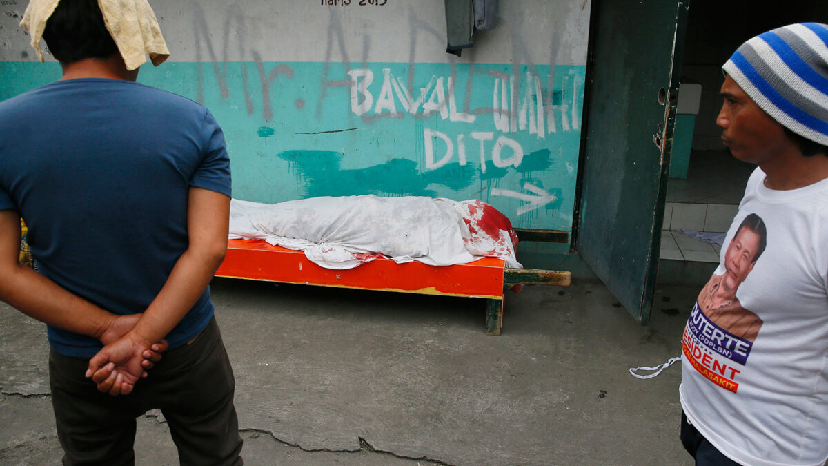 Hacerse el muerto, la única manera de sobrevivir a la sangrienta guerra contra el narcotráfico de Duterte