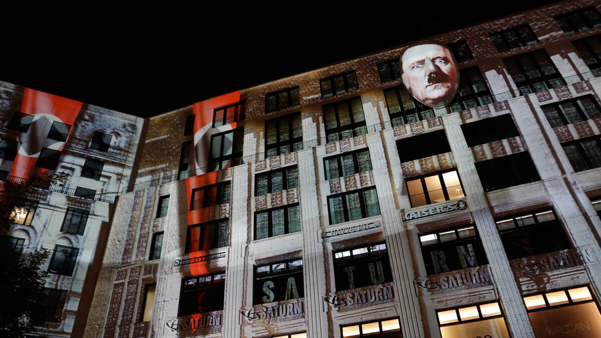 Numerosas quejas por la proyección de la cara de Hitler en un edificio de Berlín