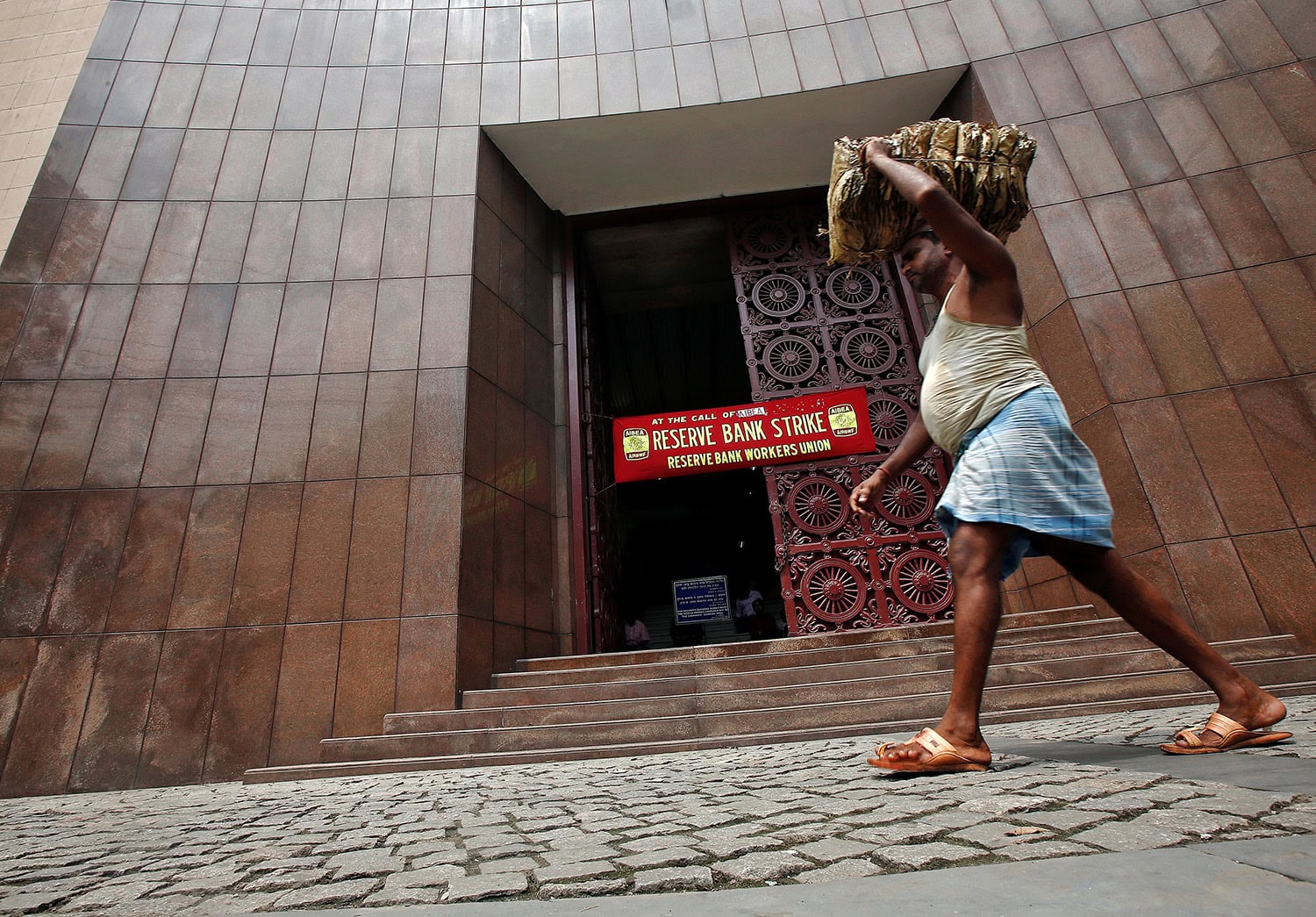 Diez millones de trabajadores en huelga exigen aumentos salariales en India