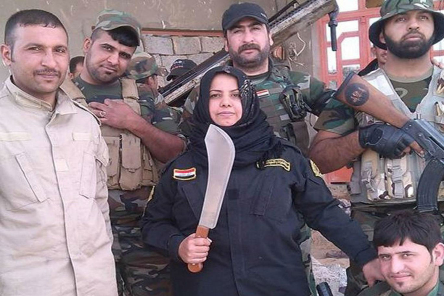 Una mujer decapita a varios combatientes del ISIS y cocina sus cabezas para vengar la muerte de su familia