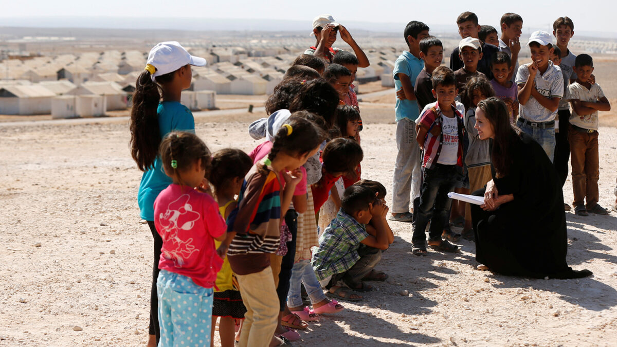 Angelia Jolie visita un campo de refugiados sirios en Jordania