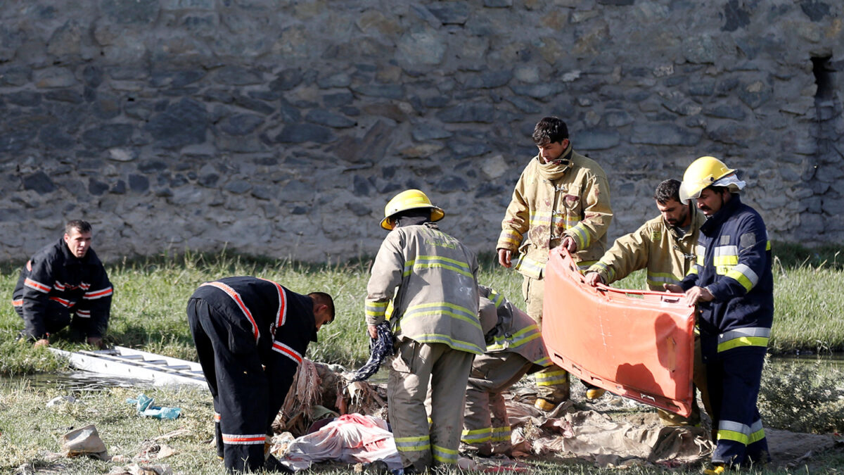 Dos ataques simultáneos en Kabul causan docenas de muertos