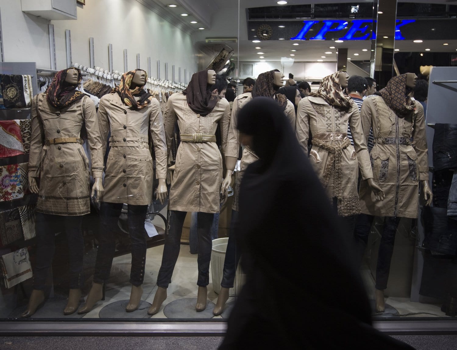 Cierran 800 tiendas en Irán por vender abrigos de mujer con frases en inglés
