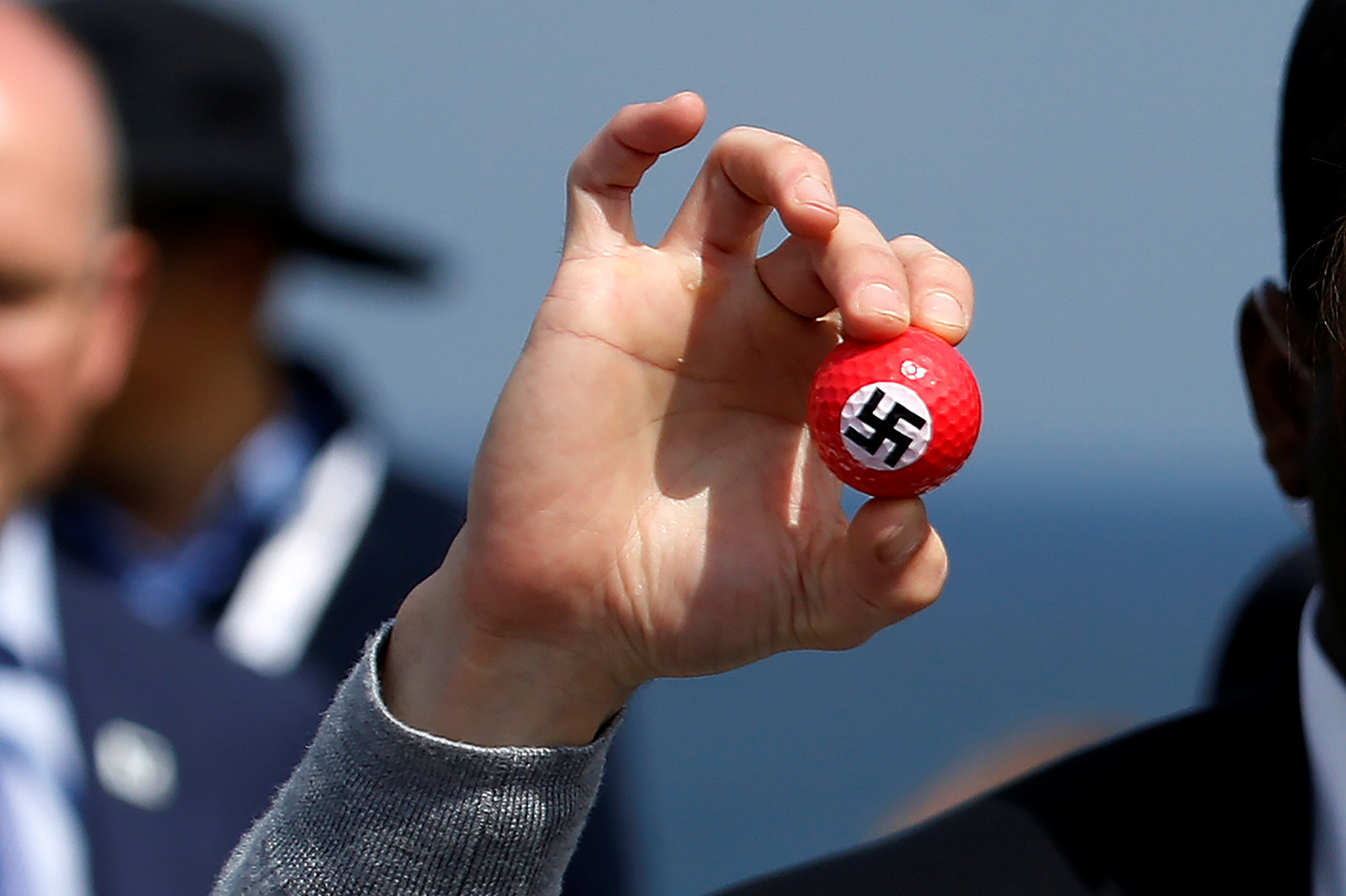 Simpatizantes nazis usan Twitter con “relativa impunidad”