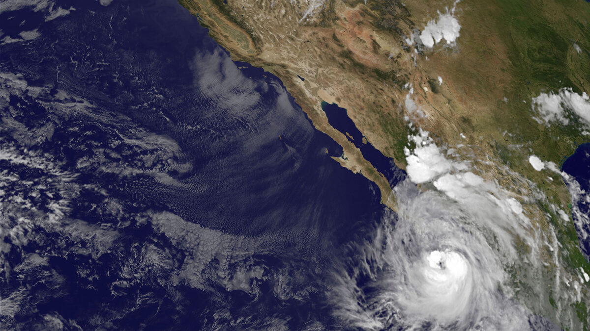 La tormenta Newton se convierte en huracán y se dirige hacia México