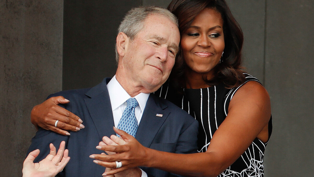 La historia detrás de la imagen de Michelle Obama abrazando cariñosamente a Bush